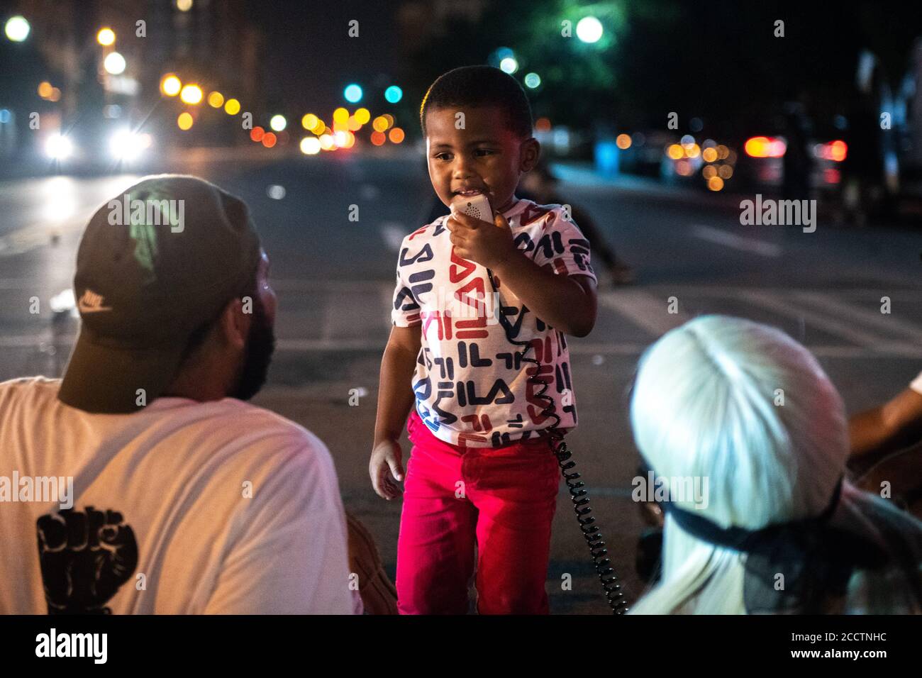 Louisville, Usa. August 2020. LOUISVILLE, KY- AUGUST 23: Black Lives Matter Demonstranten demonstrieren an der Ecke von 6th und Broadway in Louisville, Kentucky nach dem Polizeischießen auf Jacob Blake am 23. August 2020 in Kenosha, Wisconsin . (Foto von Chris Tuite/ImageSPACE) Credit: Imagespace/Alamy Live News Stockfoto