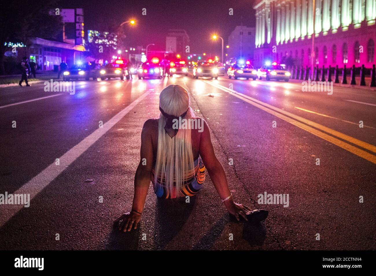 Louisville, Usa. August 2020. LOUISVILLE, KY- AUGUST 23: Ein Black Lives Matter Protestor demonstriert an der Ecke von 6th und Broadway in Louisville, Kentucky nach dem Polizeischießen auf Jacob Blake am 23. August 2020 in Kenosha, Wisconsin . (Foto von Chris Tuite/ImageSPACE) Credit: Imagespace/Alamy Live News Stockfoto