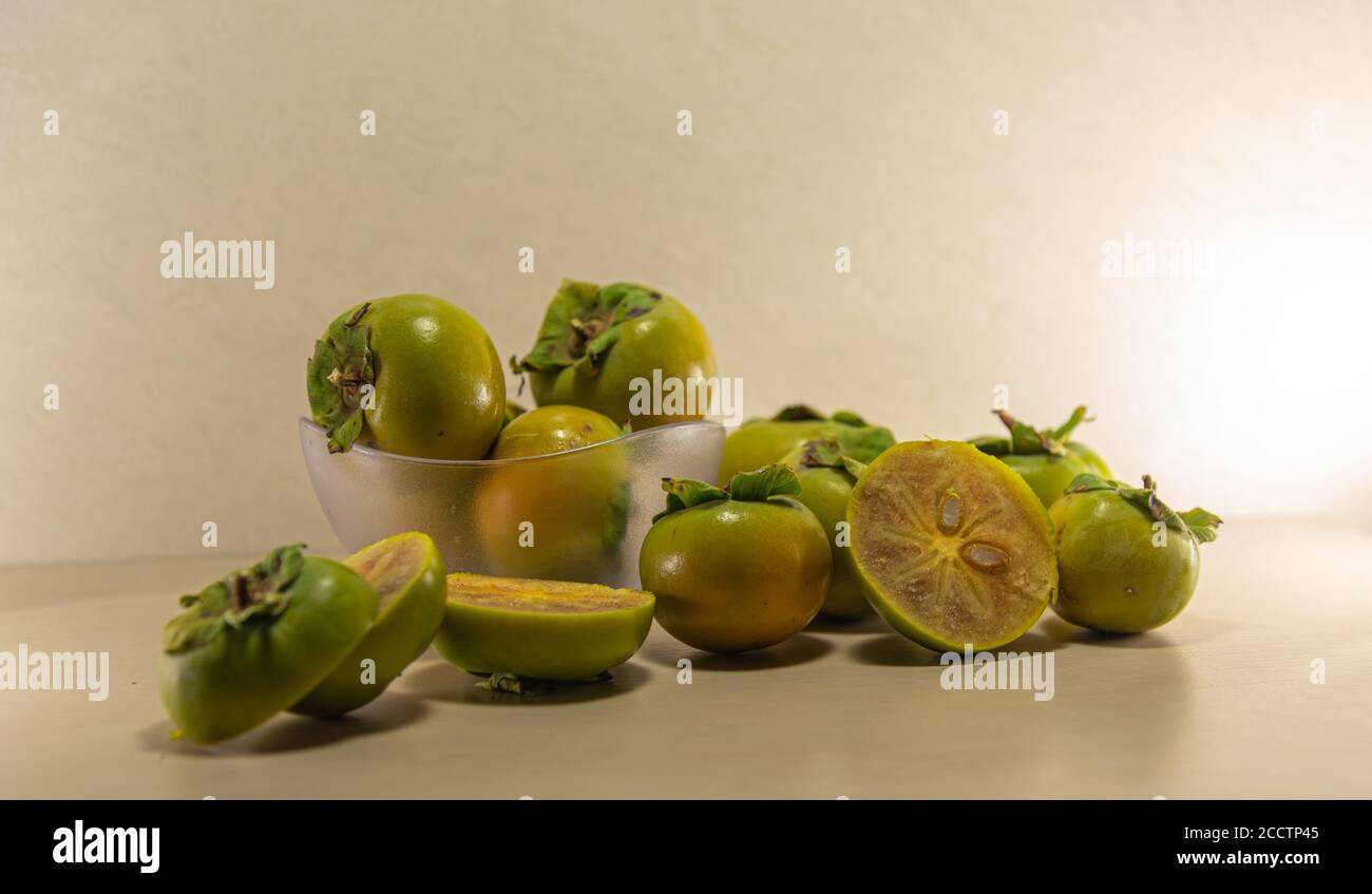 Kaki-Schokolade Früchte. Frisches Obst. Natürliche Lebensmittel. Frucht mit oranger Farbe und fester Konsistenz. Es gibt mehrere Arten von Kakimmon in der Natur l Stockfoto