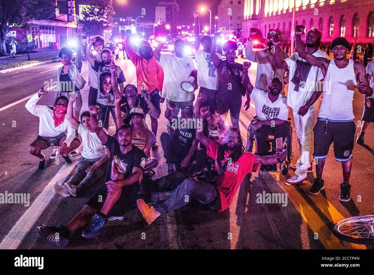 Louisville, Usa. August 2020. LOUISVILLE, KY- AUGUST 23: Black Lives Matter Demonstranten demonstrieren an der Ecke von 6th und Broadway in Louisville, Kentucky nach dem Polizeischießen auf Jacob Blake am 23. August 2020 in Kenosha, Wisconsin . (Foto von Chris Tuite/ImageSPACE) Credit: Imagespace/Alamy Live News Stockfoto