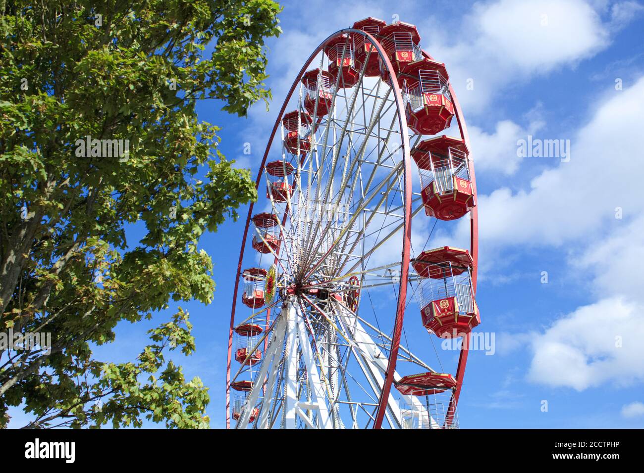 Ferris Räder gegen EINEN blauen Himmel Stockfoto