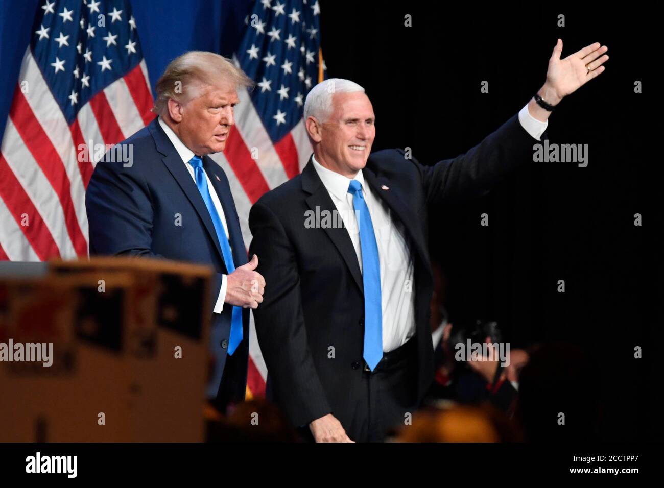 US-Präsident Donald J. Trump und US-Vizepräsident Mike R. Pence begrüßen die Republikanische Nationalversammlung am Montag, den 24. August 2020 im Charlotte Convention Center in Charlotte, N.C.. Die GOP-Konvention wurde in diesem Jahr wegen der Coronavirus-Pandemie zurückgeschraubt.Quelle: David T. Foster III/Pool via CNP weltweit Stockfoto