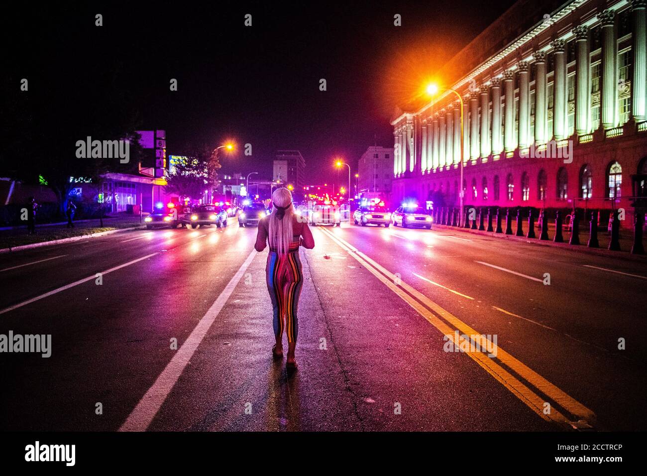 Louisville, KY, USA. August 2020. Ein Black Lives Matter Protestor demonstriert an der Ecke von 6th und Broadway in Louisville, Kentucky nach dem Polizeischießen auf Jacob Blake am 23. August 2020 in Kenosha, Wisconsin . ( Credit: Chris Tuite/Image Space/Media Punch)/Alamy Live News Stockfoto