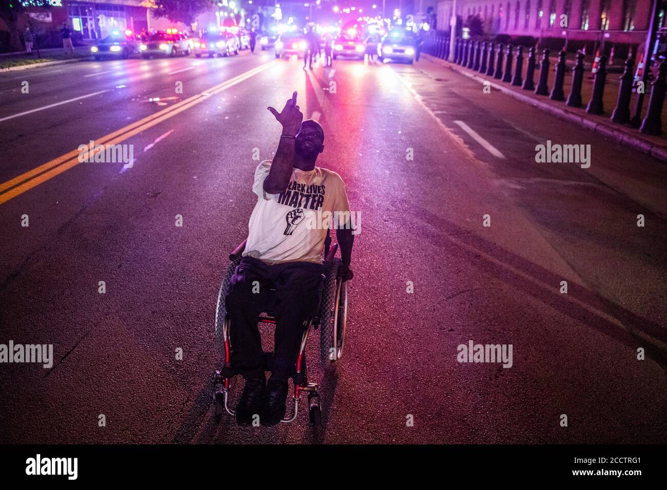 Louisville, KY, USA. August 2020. Ein Black Lives Matter Protestor demonstriert an der Ecke von 6th und Broadway in Louisville, Kentucky nach dem Polizeischießen auf Jacob Blake am 23. August 2020 in Kenosha, Wisconsin . ( Credit: Chris Tuite/Image Space/Media Punch)/Alamy Live News Stockfoto