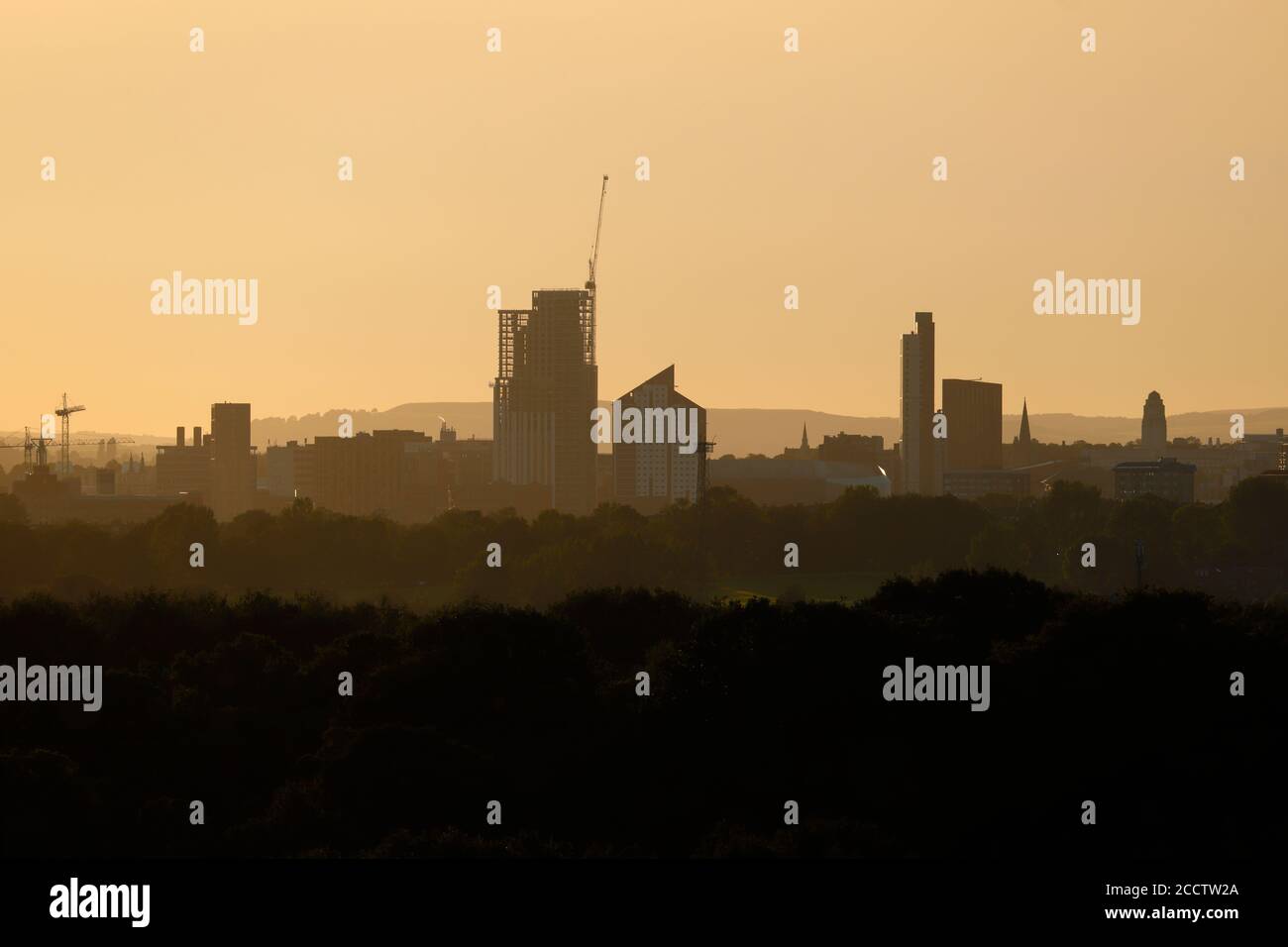 Silhouette der Skyline von Leeds City bei Sonnenuntergang. Stockfoto