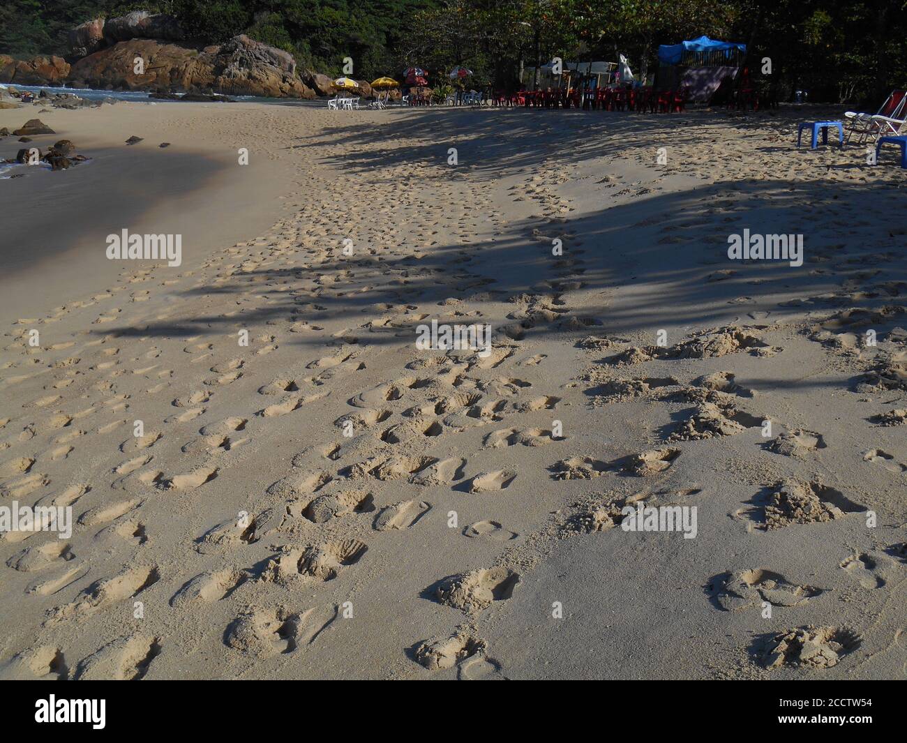 Sand markiert durch Fußabdrücke am Strand do Meio. Stockfoto