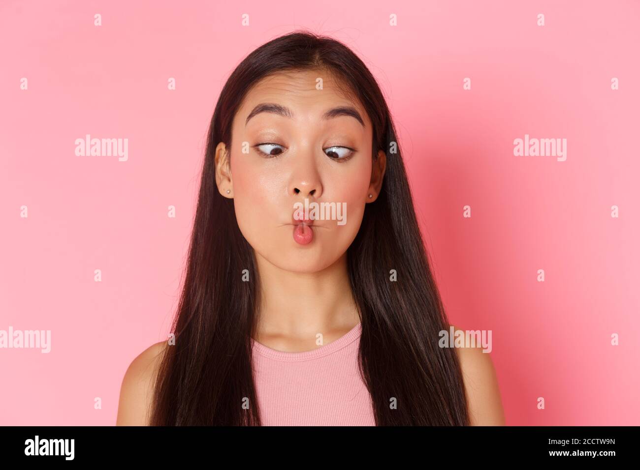 Beauty-, Mode- und Lifestyle-Konzept. Portrait of lustig und verspielt, albern asiatische Mädchen swinting und saugen Lippen, so dass Fisch Mund wie Narren herum Stockfoto