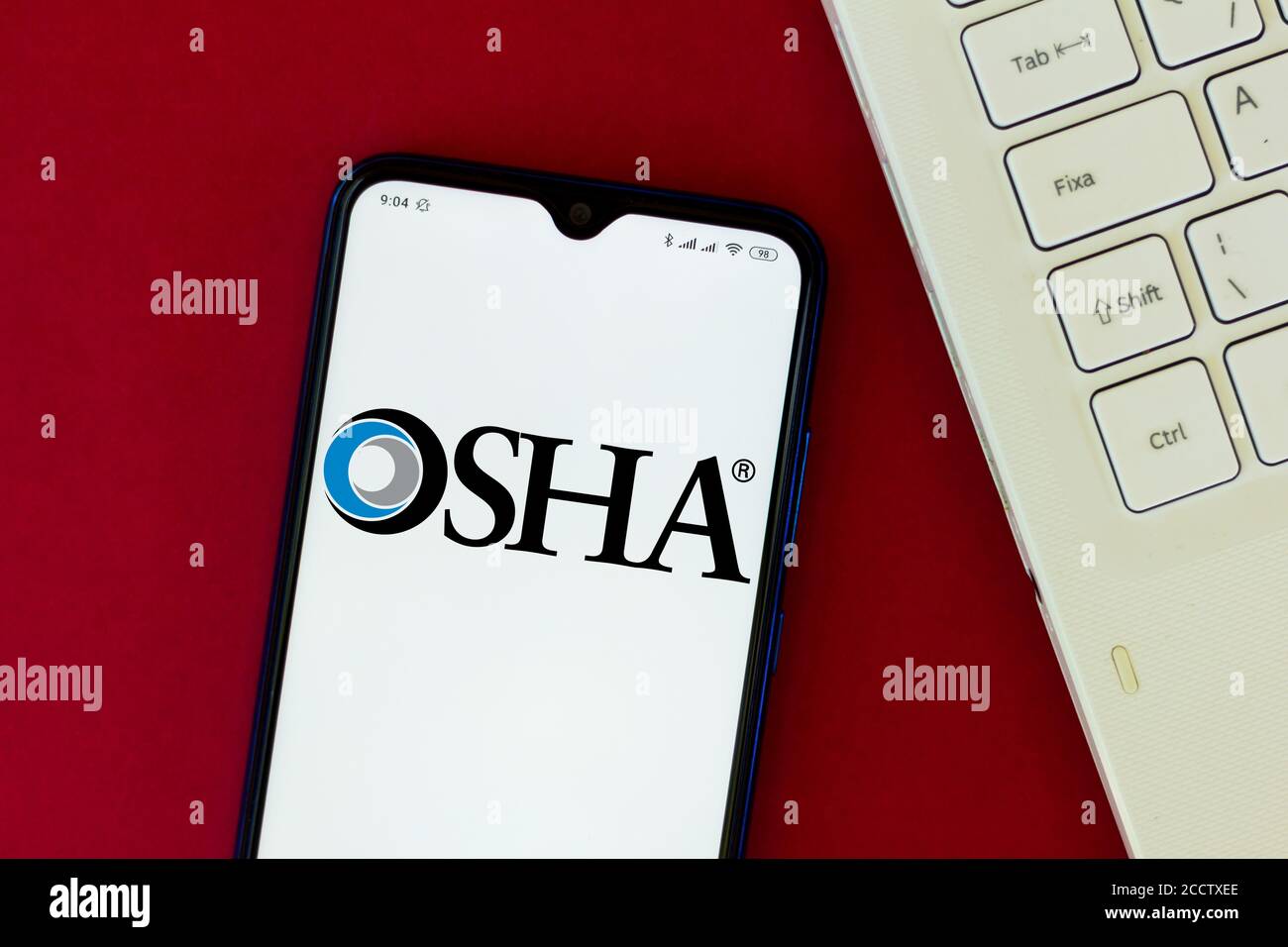 In dieser Abbildung ist das Logo der Occupational Safety and Health Administration (OSHA) auf einem Smartphone zu sehen. Stockfoto