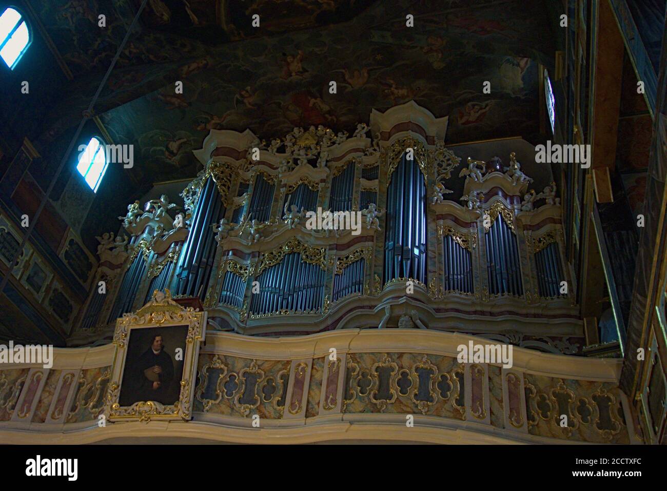 Atemberaubende Kirchenorgeln über einem großen Balkon, aber unter einem Dekorative Decke Stockfoto