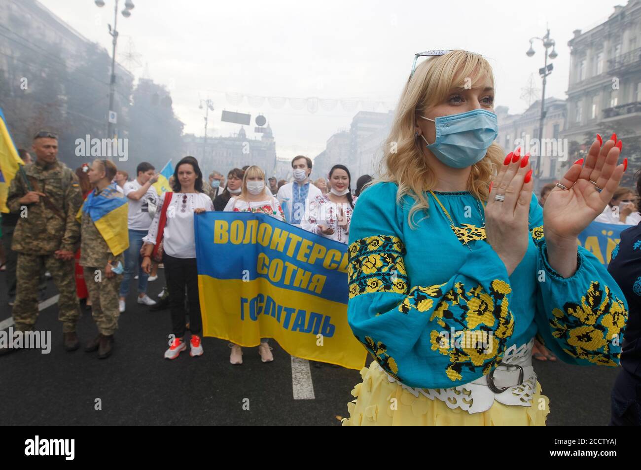 Ukrainer nehmen am marsch der Veteranen, Teilnehmer des Ost-Ukraine-Kriegs, in der Innenstadt von Kiew, Ukraine. Ukrainische Soldaten, Veteranen des Kriegskonflikts in der Ostukraine, Mitglieder von freiwilligen Bataillonen und Verwandte von getöteten ukrainischen Soldaten nahmen am marsch der Veteranen anlässlich des Unabhängigkeitstages in Kiew, Ukraine, Teil. Die Ukrainer begehen den Unabhängigkeitstag der Ukraine am 24. August zum Gedenken an die Unabhängigkeitserklärung von 1991. Stockfoto