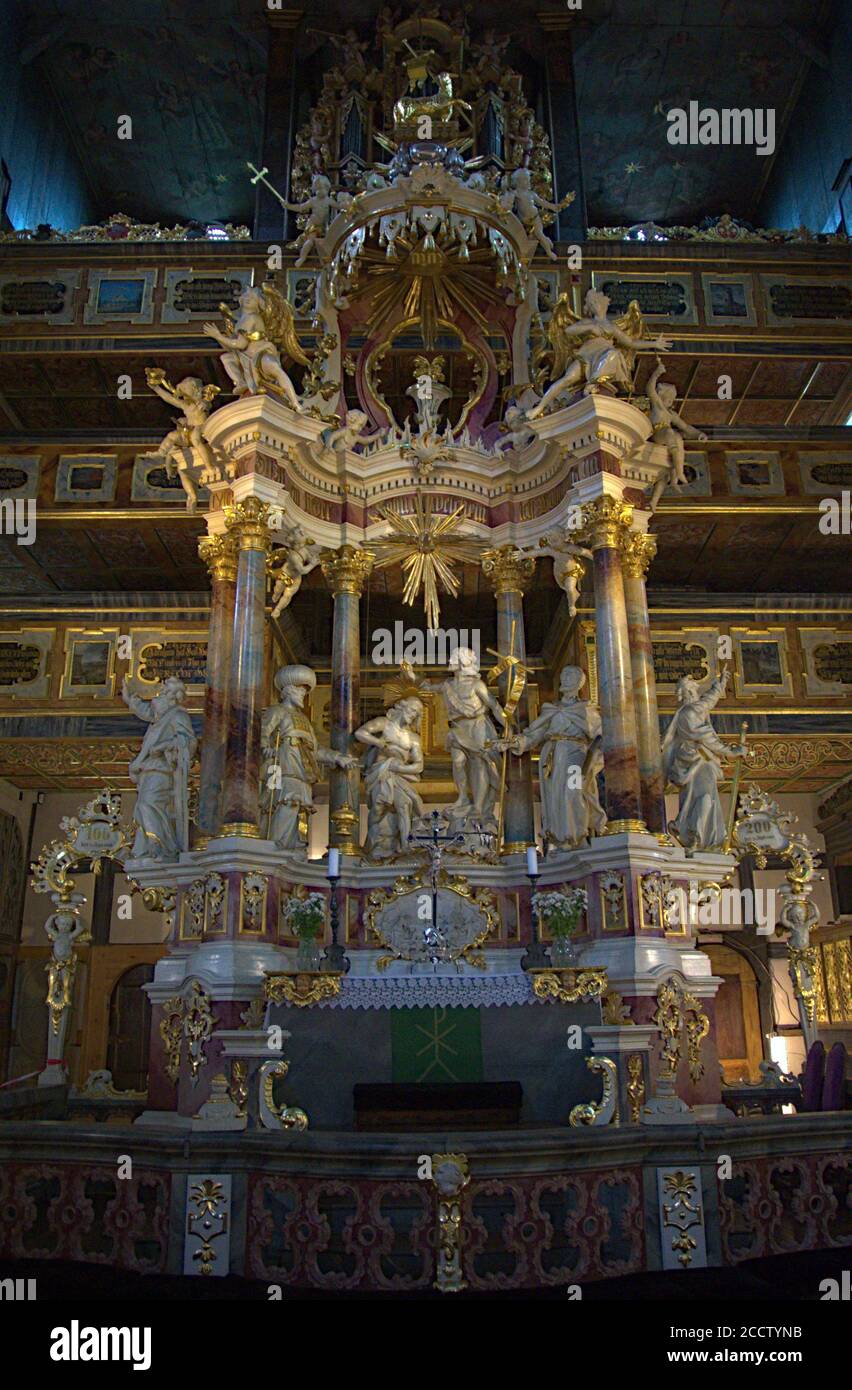 Der luxuriöse Altar von Swidnicas Kirche des Friedens das ist Komplett aus Holz Stockfoto