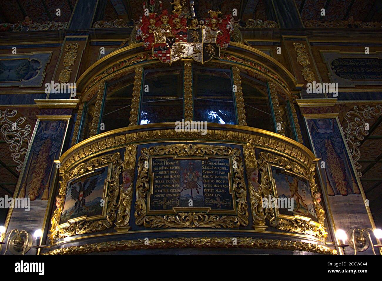 Ein atemberaubender geschlossener Balkon, der von Christen dekoriert wurde Stockfoto