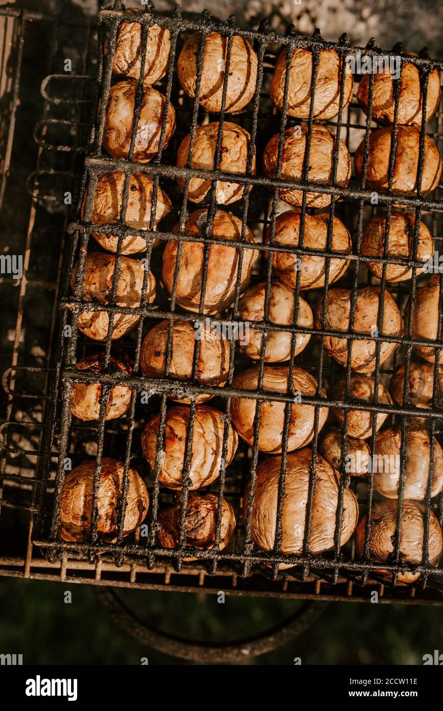 Champignons in einem Grill auf dem Grill gestapelt Stockfoto