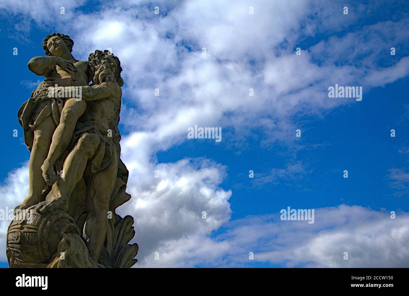 Ein charmantes Steinstatue Paar mit einem schönen blauen Sommer Himmel dahinter Stockfoto