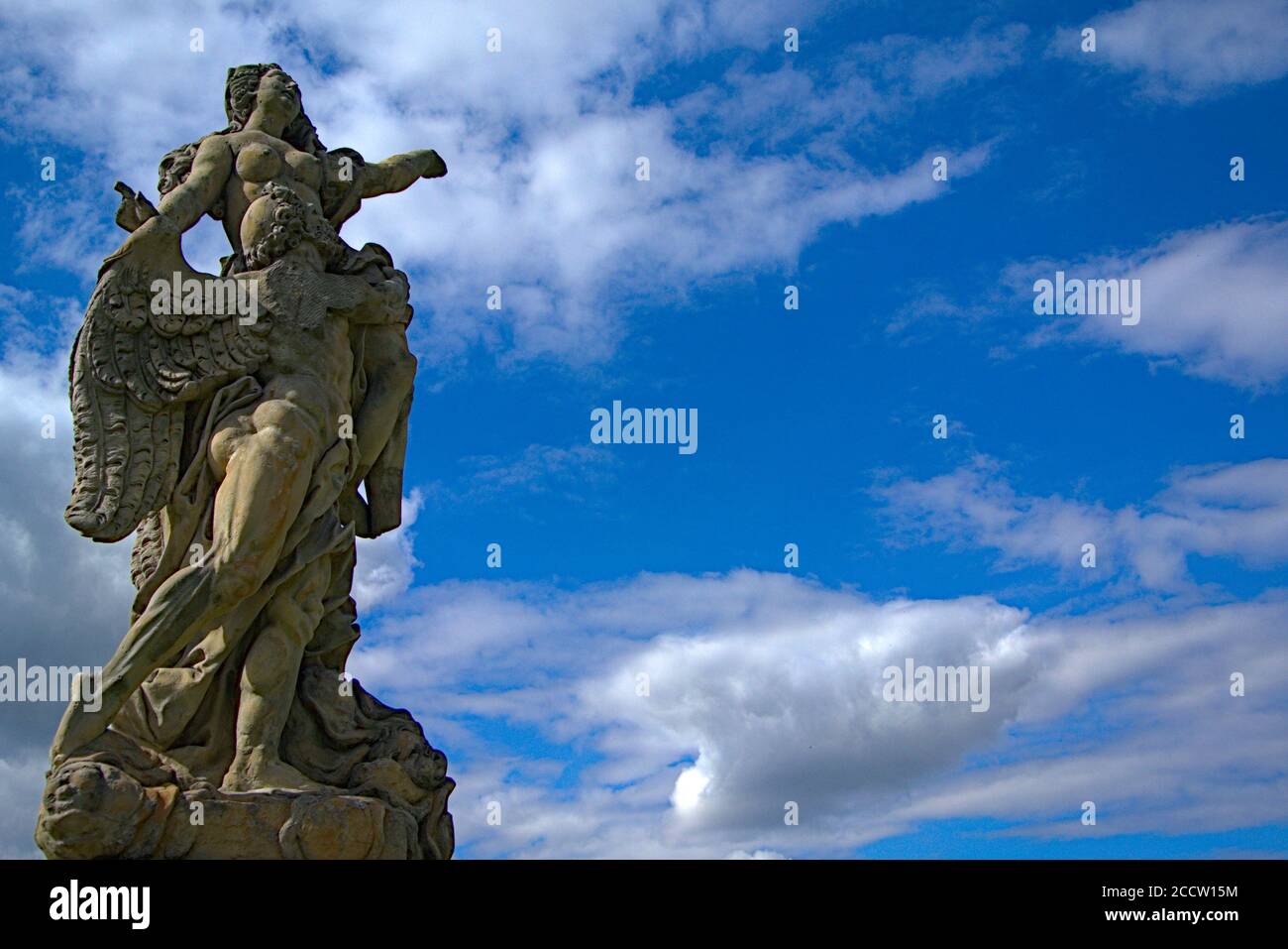 Eine bezaubernde Steinstatue mit einem schönen blauen Sommerhimmel Hinter Stockfoto