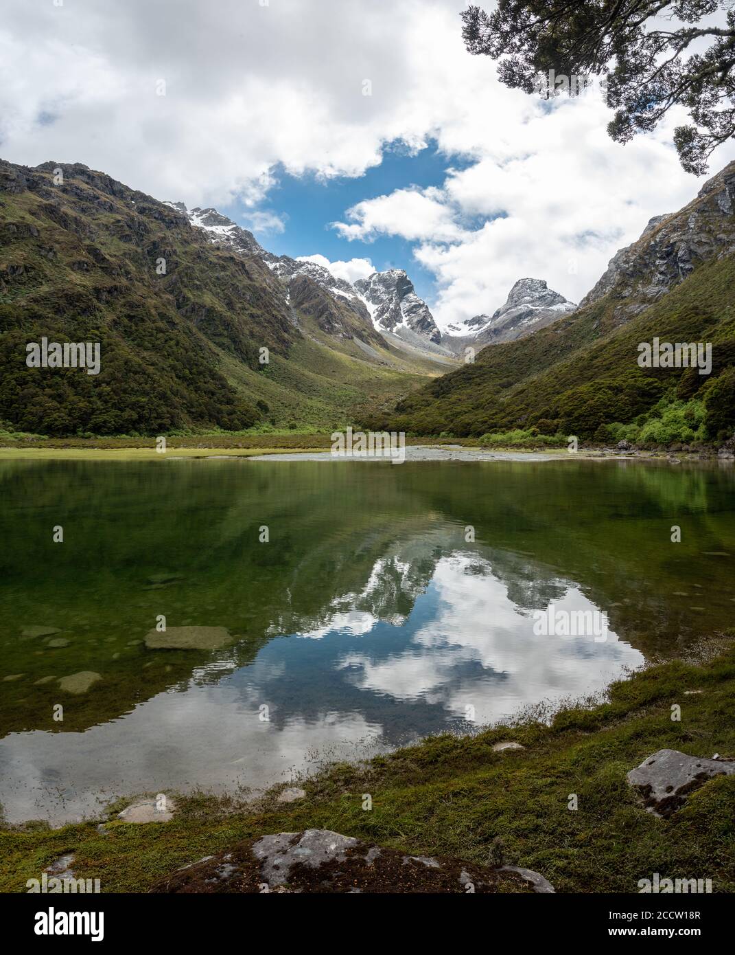 Spiegelung des Emily Peak in Lake Mackenzie auf dem berühmten Routeburn Track, Fjordland National Park, Southland/Neuseeland Stockfoto