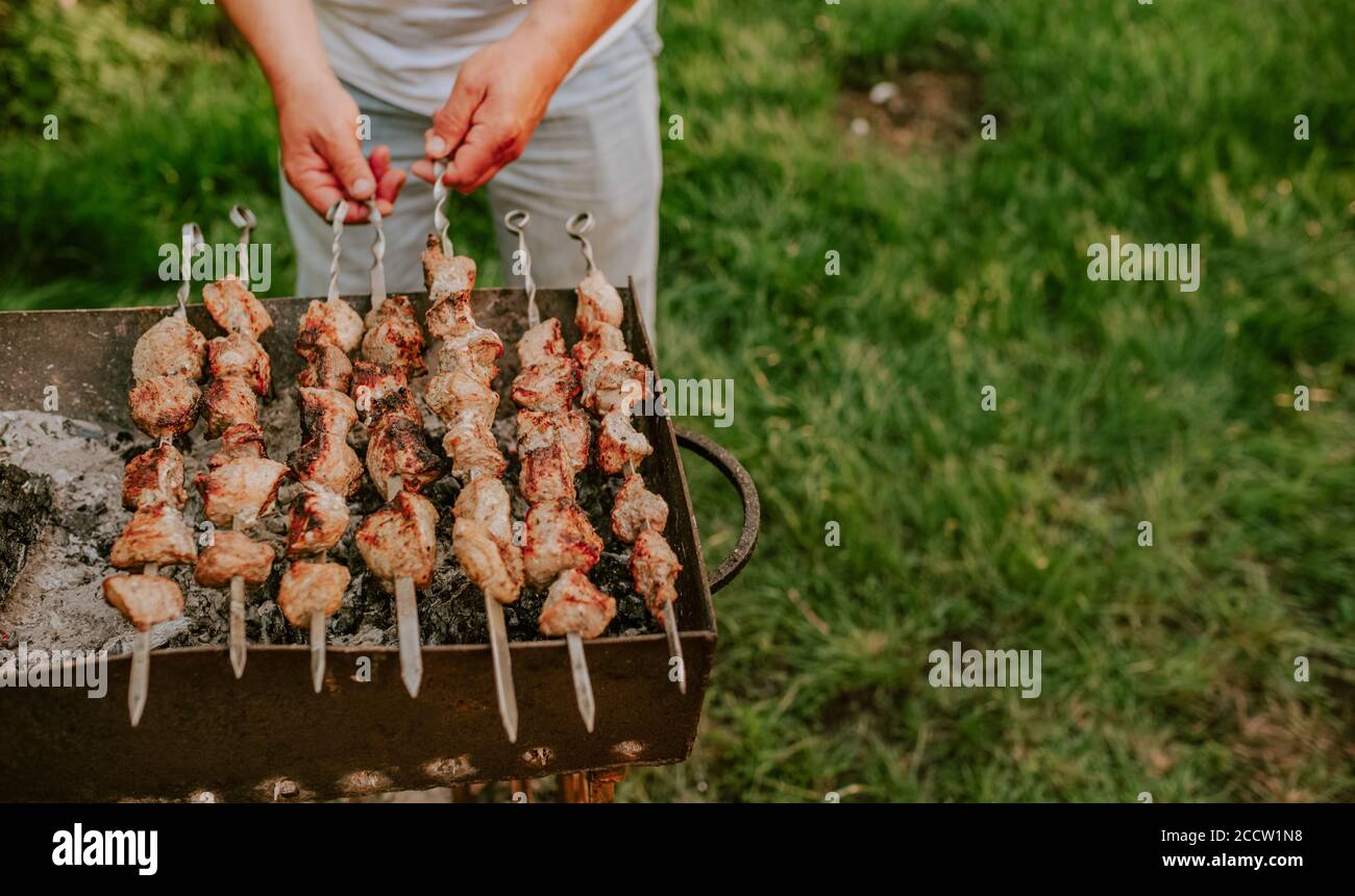 Schweinefleisch Kalbfleisch Kuh in quadratische Stücke geschnitten und gebraten Über einem Feuer Stockfoto