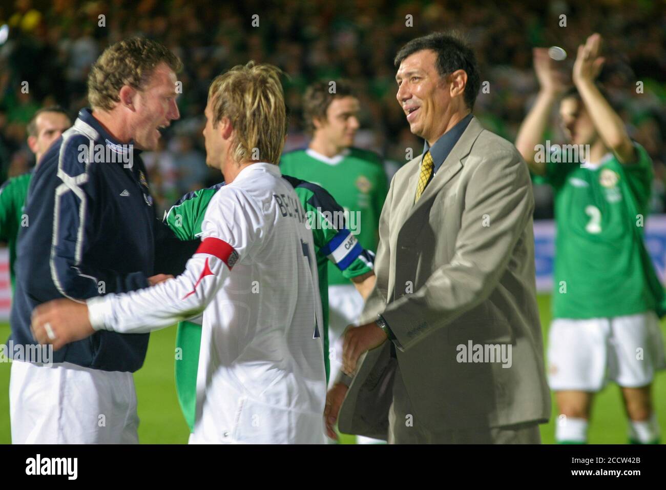 07. September 2005. Windsor Park, Belfast, Nordirland. Internationaler Fußball – 2006 FIFA Fußball-Weltmeisterschaft Gruppe 6 Qualifier, Nordirland 1 England 0. Nordirland Fußball-Manager Lawrie Sanchez lächelt, nachdem sie von England Kapitän David Beckham mit Torwarttrainer Dave Beasant auf Blick gratuliert. Stockfoto