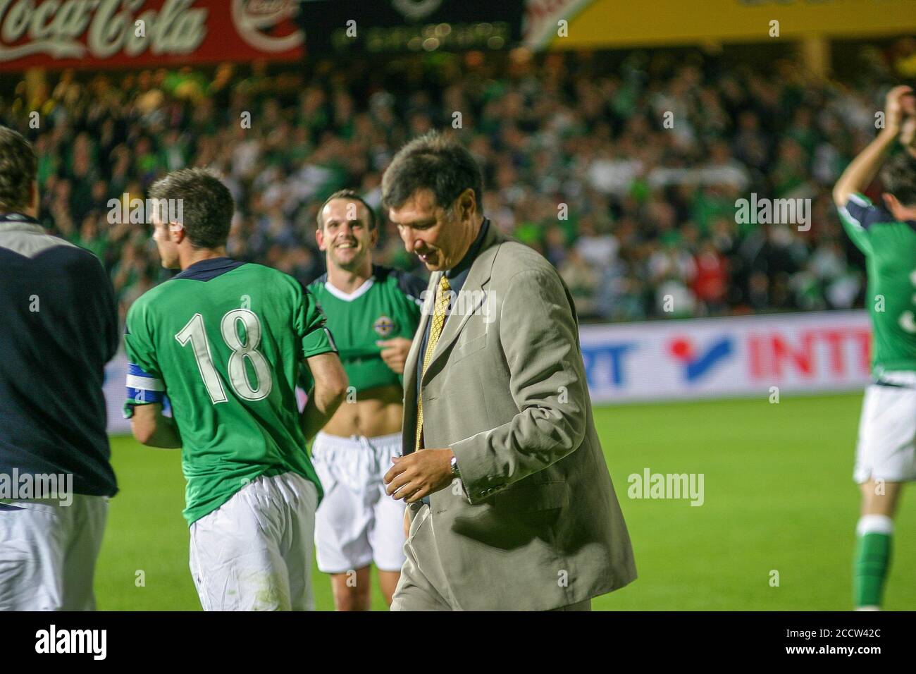 07. September 2005. Windsor Park, Belfast, Nordirland. Internationaler Fußball – 2006 FIFA Fußball-Weltmeisterschaft Gruppe 6 Qualifier, Nordirland 1 England 0. Nordirland Spieler und Manager Lawrie Sanchez feiern nach ihrem Sieg über England in Belfast. Stockfoto