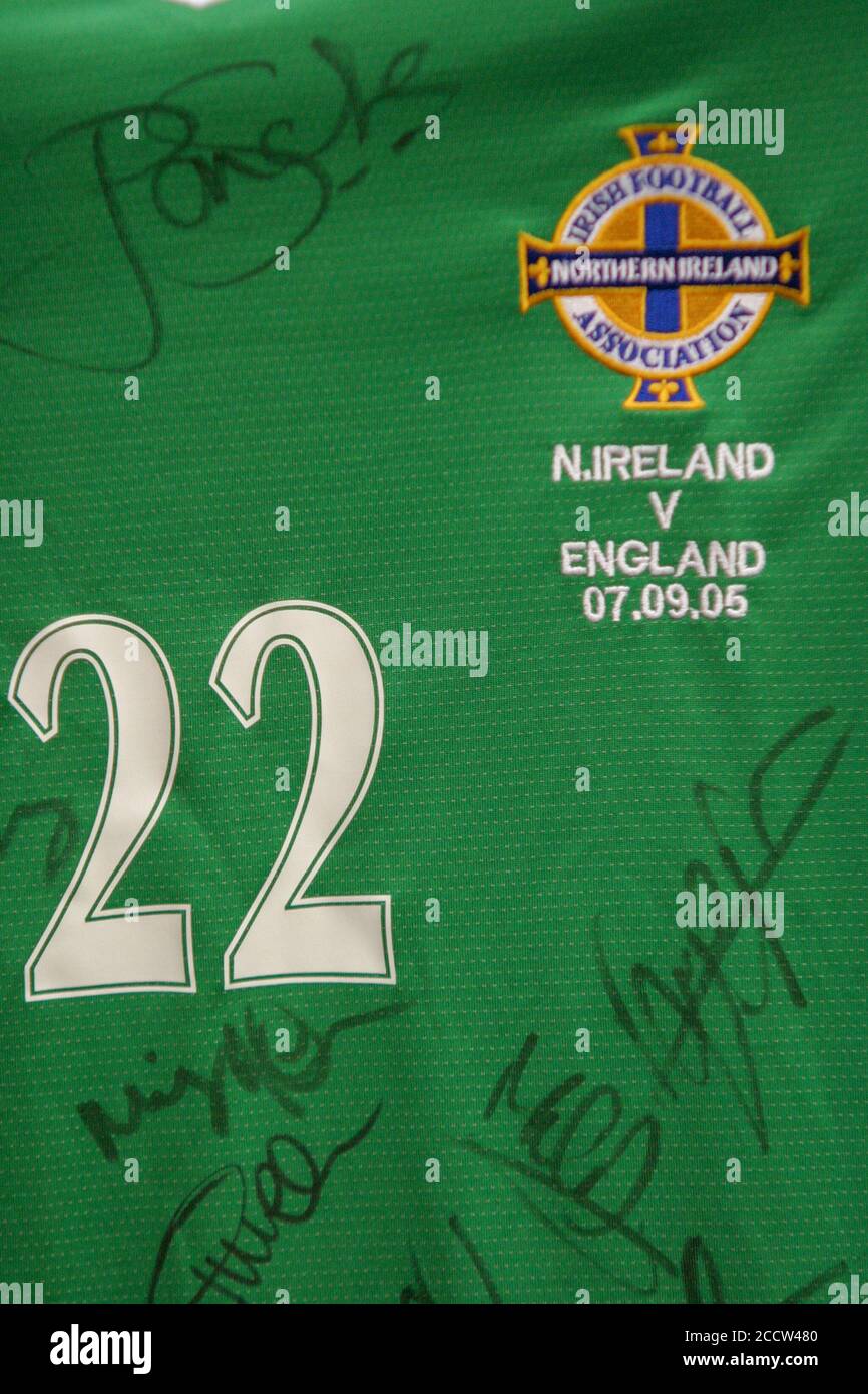 07. September 2005. Windsor Park, Belfast, Nordirland. Internationaler Fußball – 2006 FIFA Fußball-Weltmeisterschaft Gruppe 6 Qualifier, Nordirland 1 England 0. Ein signiertes Nordirland Fußballtrikot aus dem Match-Sieg 2005 über England in Belfast. Stockfoto