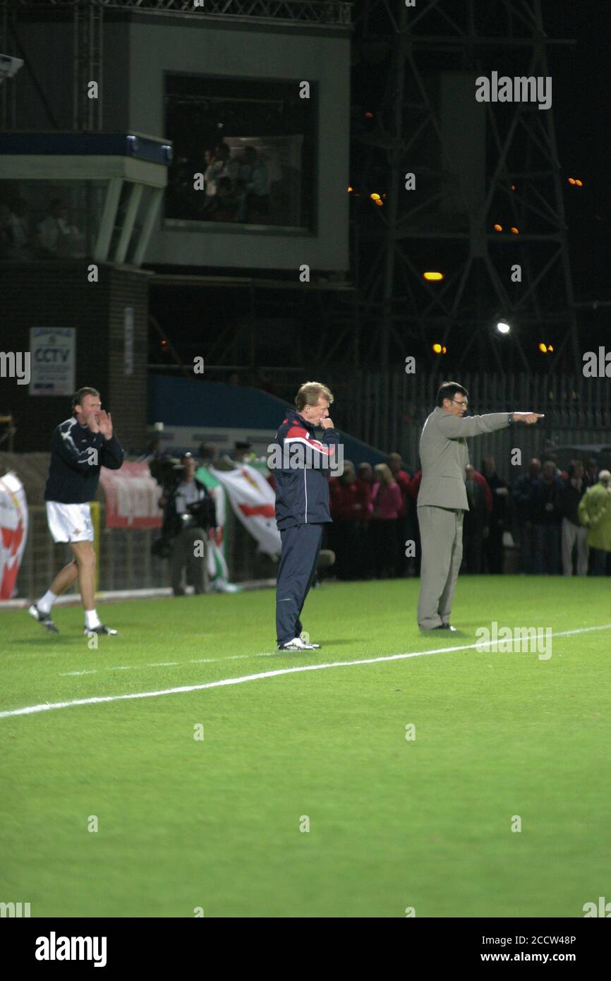 07. September 2005. Windsor Park, Belfast, Nordirland. Internationaler Fußball – 2006 FIFA Fußball-Weltmeisterschaft Gruppe 6 Qualifier, Nordirland 1 England 0.. Nordirland-Manager Lawrie Sanchez gibt Anweisungen von Touchline aus, während England-Coach Steve McClaren schaut. Stockfoto