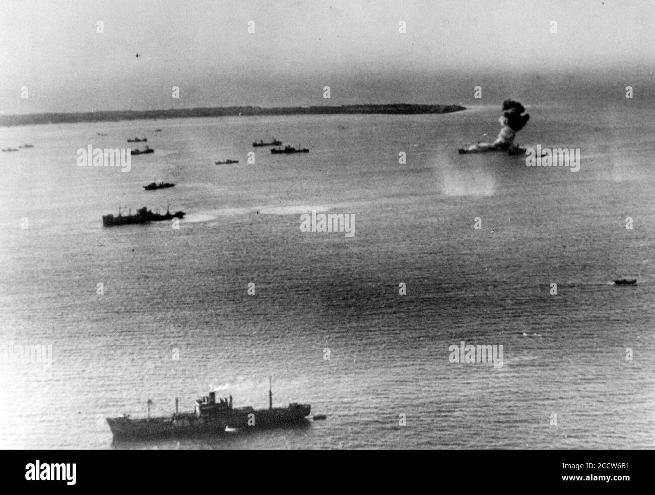 Japanische Schiffe werden am 4. Dezember 1943 bei Kwajalein angegriffen. Stockfoto