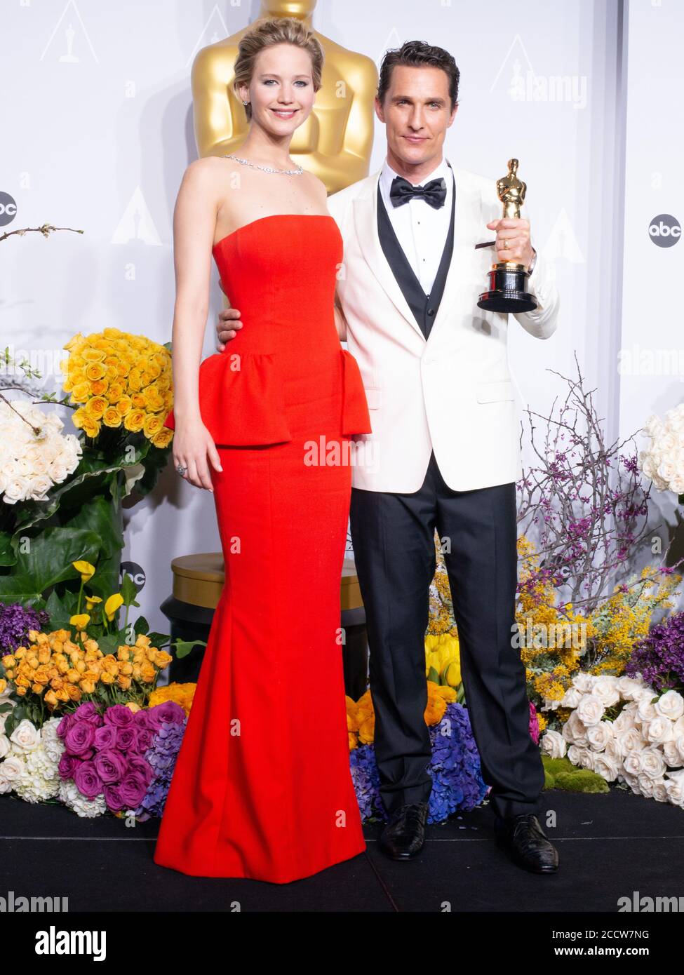 3. März 2014, Hollywood, Kalifornien, USA: Jennifer Lawrence und Matthew McConaughey posieren im Presseraum während der Oscars im Loews Hollywood Hotel. (Bild: © Billy Bennight/ZUMA Wire) Stockfoto