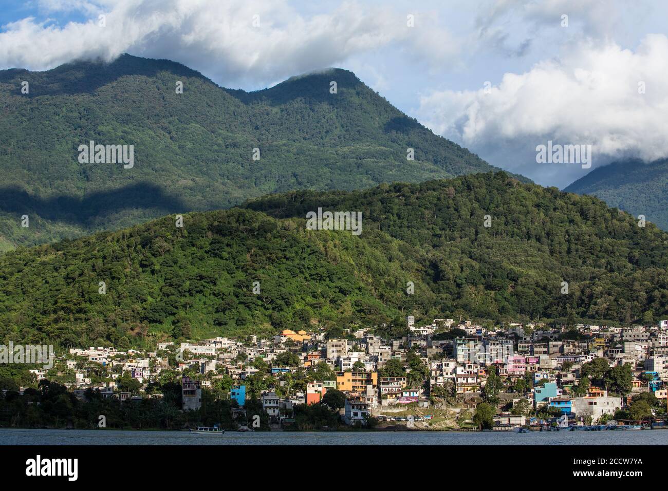 Die Stadt Santiago Atitlan, die größte indiginous Stadt in den Amerikas, am See Atitlan, Guatemala. Stockfoto