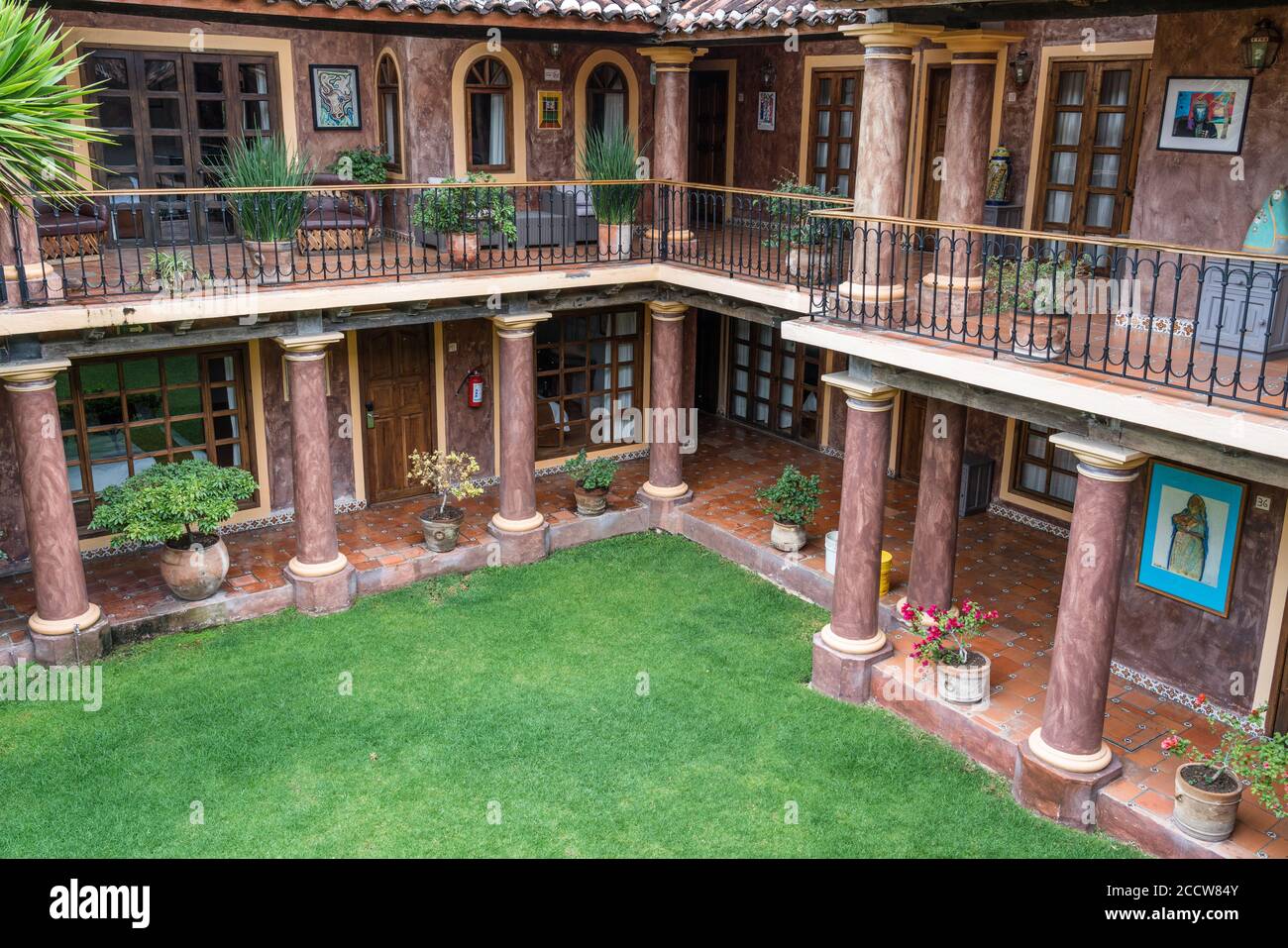 Ein Innenhof im Hotel Casa Mexicana im Kolonialstil in San Cristobal de las Casas, Mexiko. Stockfoto