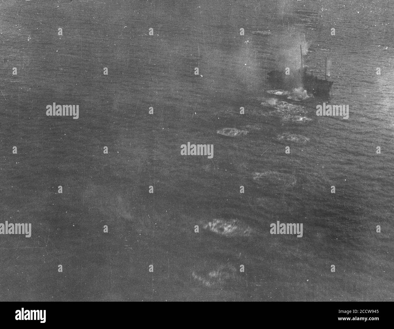 Japanisches Schiff unter Luftangriff vor Hainan Insel 1945. Stockfoto