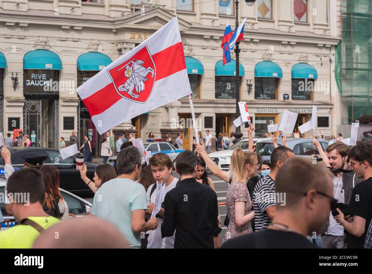 Sankt Petersburg, Russland - 22. August 2020: Menschen unterstützen die Demokratie in Belarus, winken mit einer weiß-rot-weißen Flagge über dem Newski-Prospekt. Stockfoto