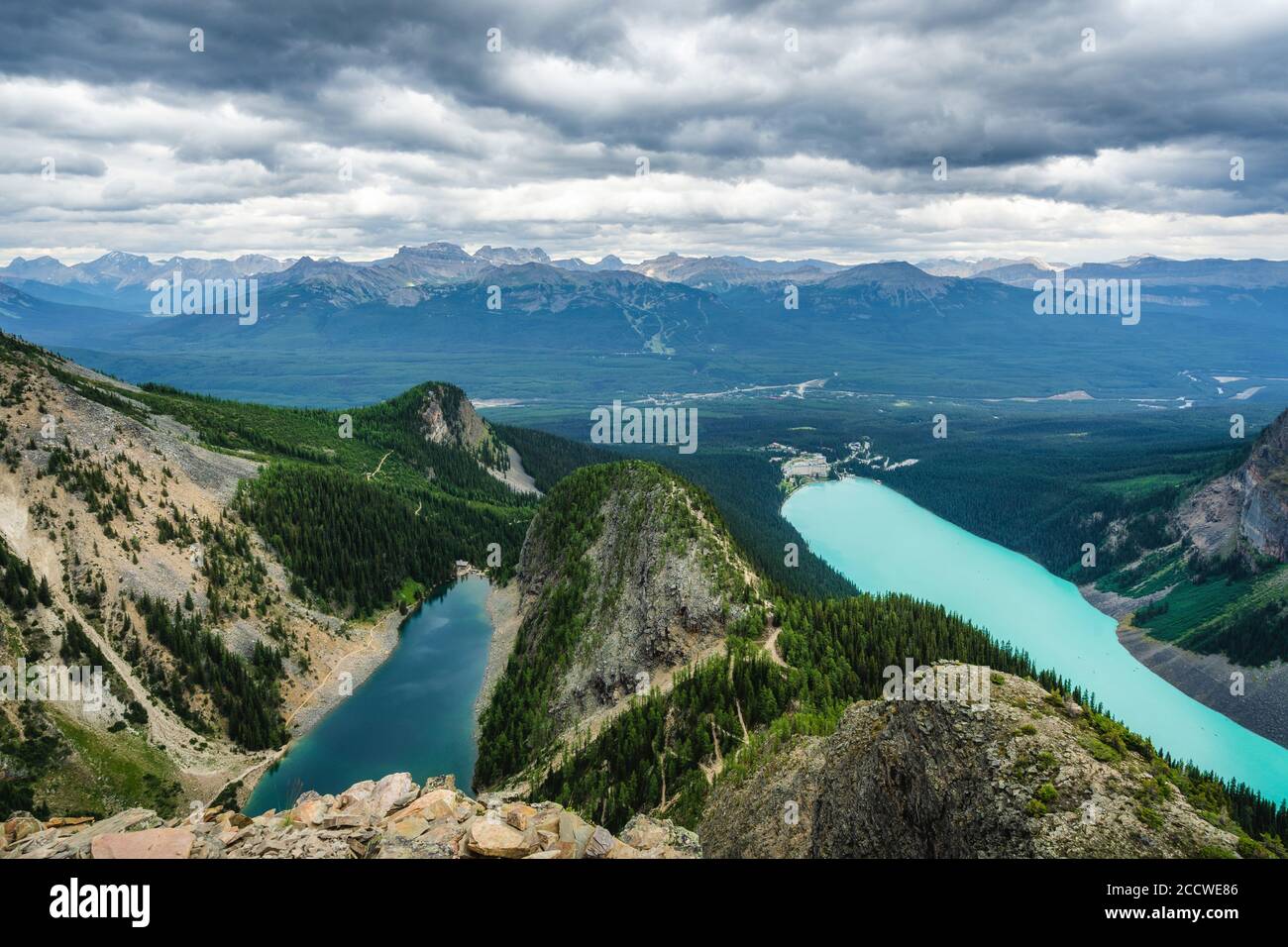 Moody Panoramablick auf Lake Louise und Lake Agnes im Banff National Park, Alberta, Kanada. Stockfoto