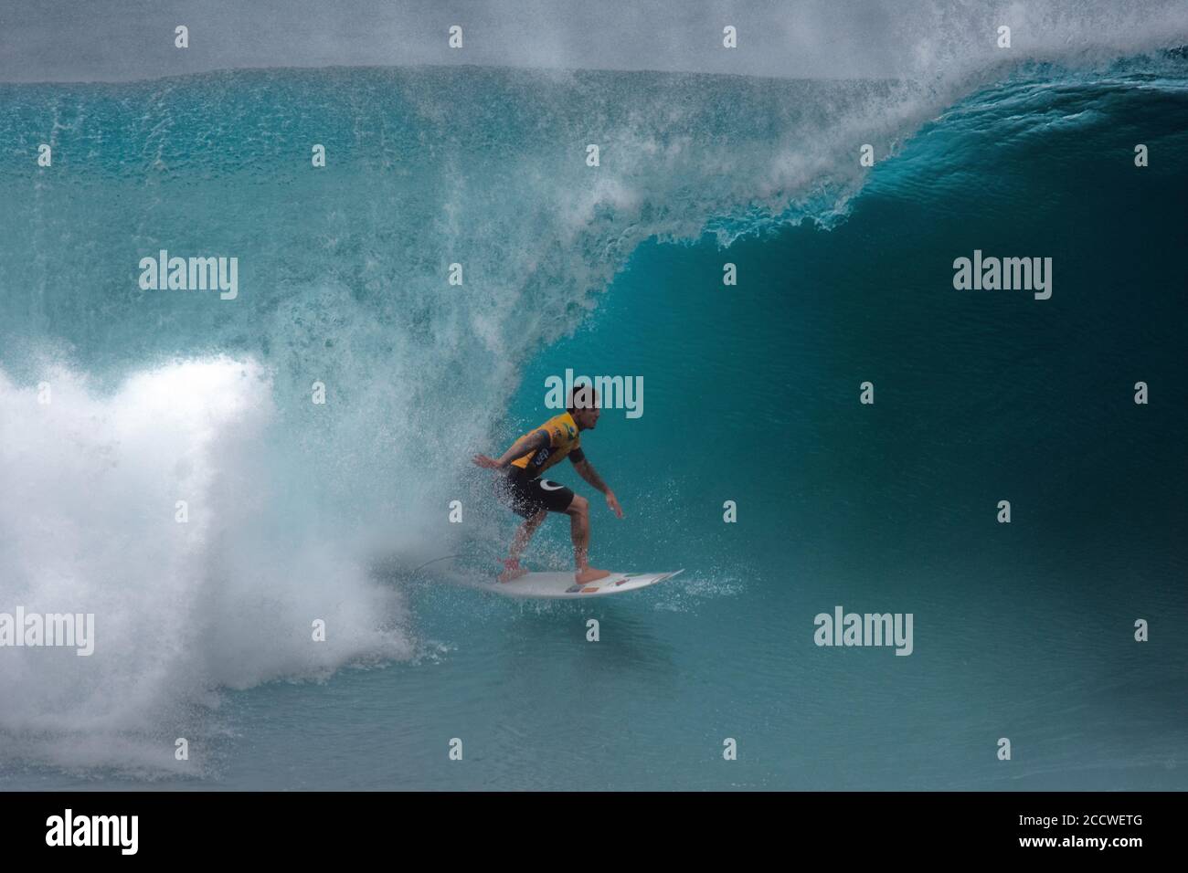 Der professionelle Surfer Gabriel Medina fährt auf einer Welle an Der Pipeline, North Shore of Oahu, Hawaii, USA Stockfoto