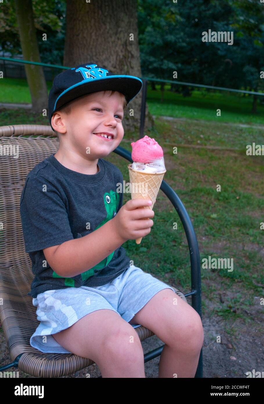 Polnische Kleinkind gründlich genießen seine Eis (lody) Kegel. Rzeczyca Mittelpolen Europa Stockfoto