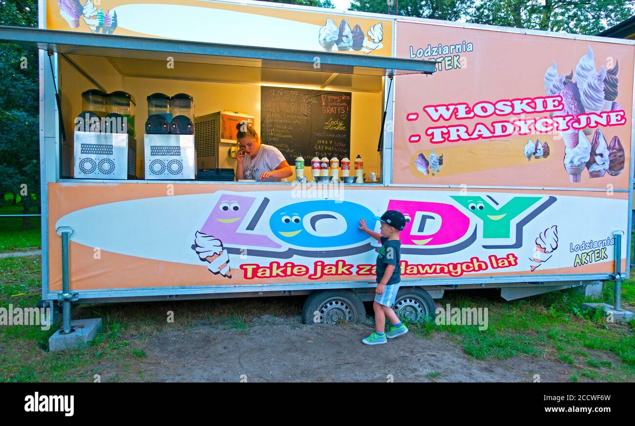 Polnischer Kleinkind berührt den bemalten Schriftzug auf dem Eisstand mit dem Kassierer am Fenster. Rzeczyca Mittelpolen Europa Stockfoto