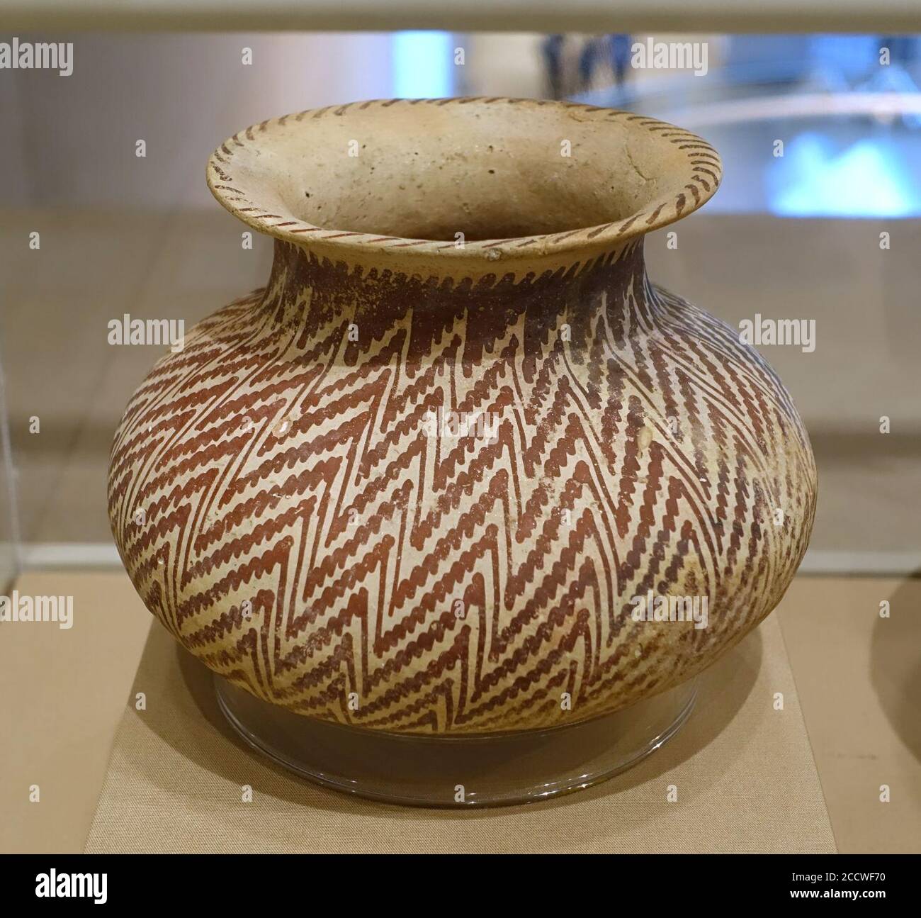 Glas mit Zick-Zack-Muster, Hohokam Kultur, Arizona, c.. 850-950 AD, Keramik, Santa Cruz rot-auf-buff-Ausführung Stockfoto