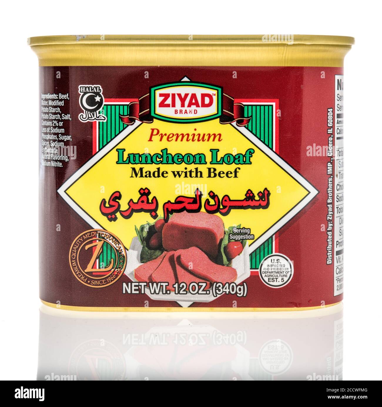 Winneconne, WI - 24. Juli 2020: Ein Paket von Halal Ziyad Mittagessen Laib mit Rindfleisch auf einem isolierten Hintergrund Stockfoto