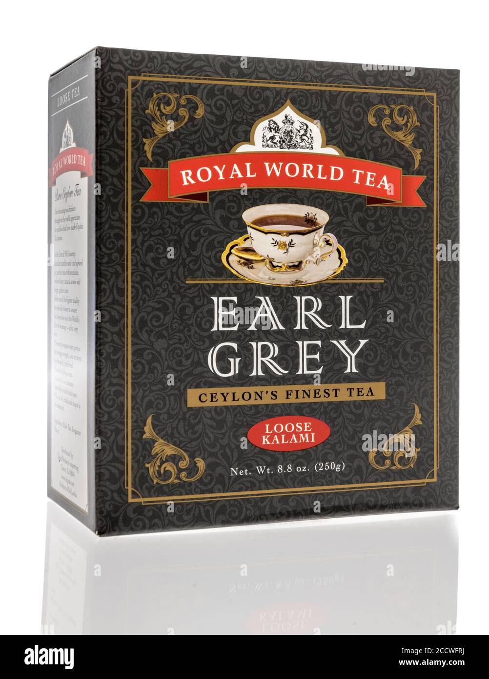 Winneconne, WI - 24 Juli 2020: Ein Paket von Royal World Tee earl grau lose kalami auf einem isolierten Hintergrund Stockfoto