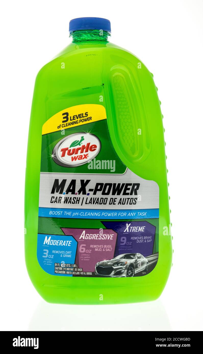 Winneconne , WI - 9. August 2020: Eine Flasche Turtle Wachs max Power wash auf einem isolierten Hintergrund. Stockfoto