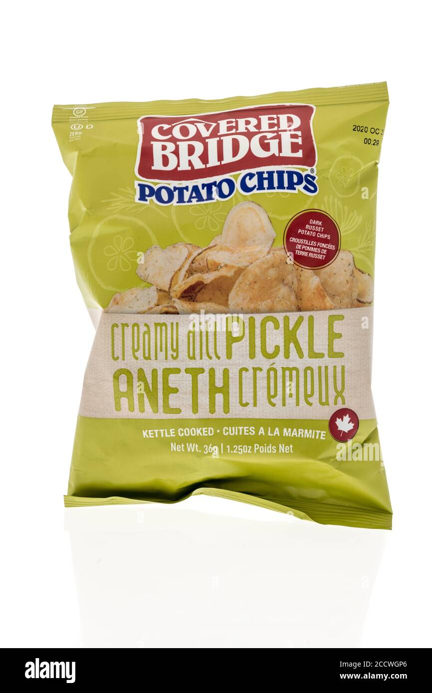 Winneconne , WI - 16 August 2020: Ein Paket von Covered Bridge Chips auf einem isolierten Hintergrund. Stockfoto