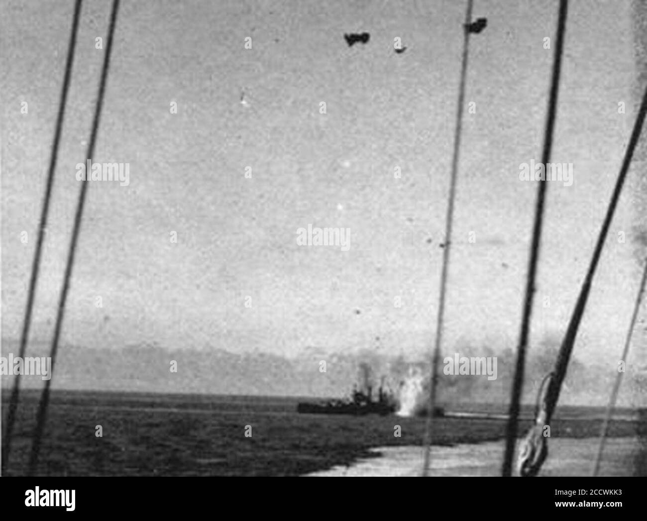 Japanische Tauchbomber greifen am 2. November 1943 die USS Cleveland (CL-55) vor Bougainville an. Stockfoto