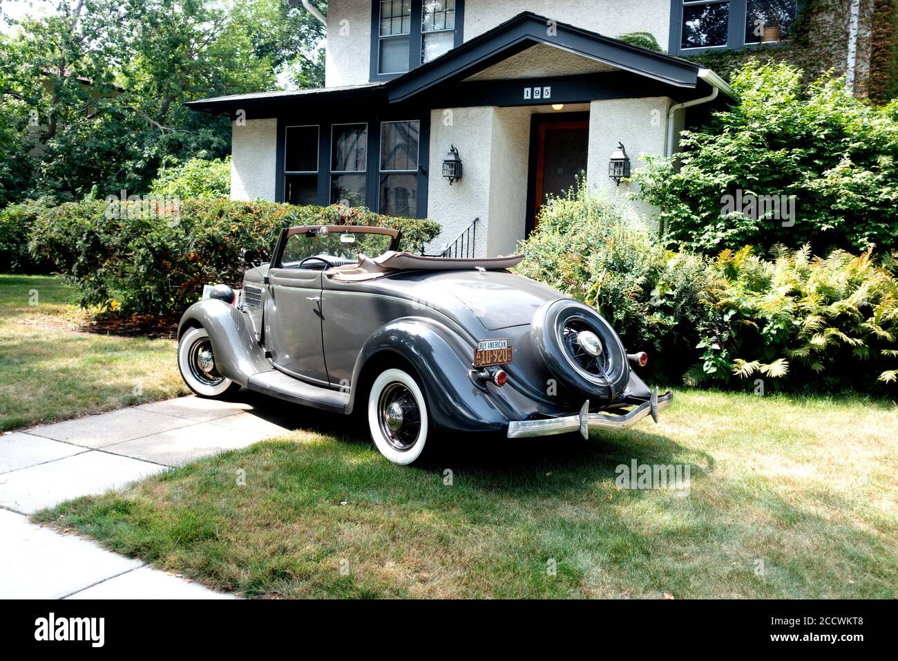 Ford Cabrio Coup um 1936 sitzt im Vorgarten einer Nachbarschaft Residenz. St. Paul Minnesota, USA Stockfoto