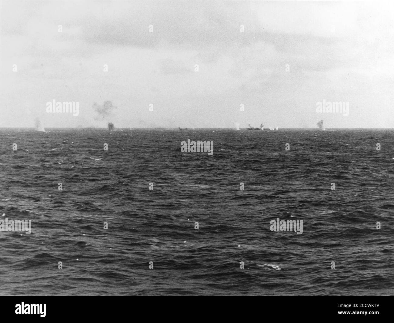 Japanisches Patrouillenboot unter Angriff ab Wake am 24. Februar 1942. Stockfoto