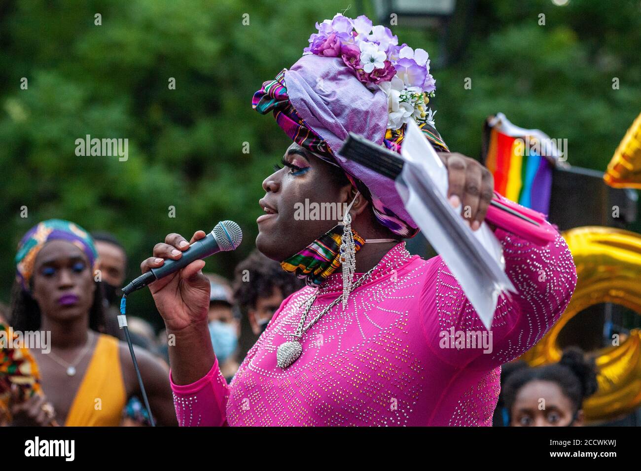 Am 24. August 2020 versammelten sich Mitglieder der LGBTQI-Gemeinschaft und ihre Verbündeten im Washington Square Park in New York City, um das Leben von Marsha P. Johnson zu feiern, was ihr 75. Geburtstag gewesen wäre. Marsha Johnson, die 1992 starb, war ein freimütig Fürsprecher für Homosexuell Rechte und spielte eine prominente Rolle in der Stonewall Aufstand. (Foto von Gabriele Holtermann/Sipa USA) Quelle: SIPA USA/Alamy Live News Stockfoto