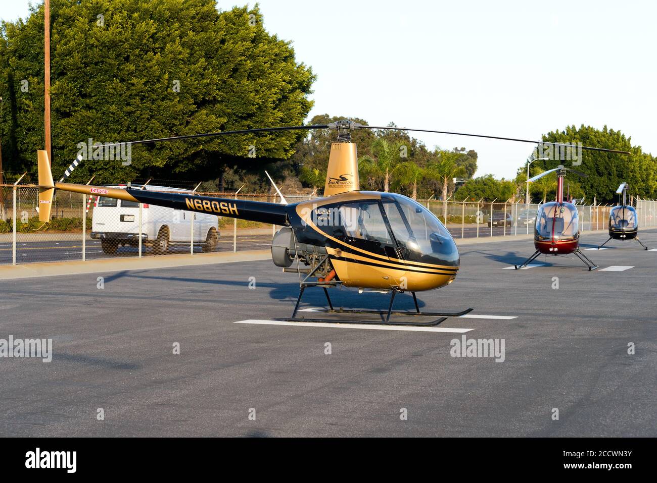 Flotte von Robinson R22 von Star Helicopters für Charterflüge am Hawthorne Municipal Airport geparkt. Kleine Flotte von Hubschraubern in Los Angeles, USA. Stockfoto