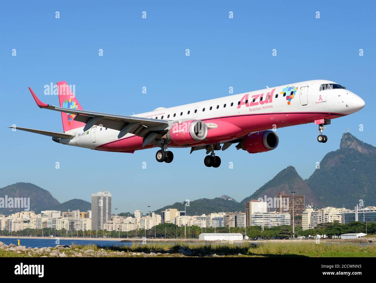 Azul Brazilian Airlines Embraer 195 landet am Rio de Janeiro Santos Dumont Airport in Brasilien. Flugzeug E195 trägt eine spezielle rosa Lackierung. PR-AYO Stockfoto