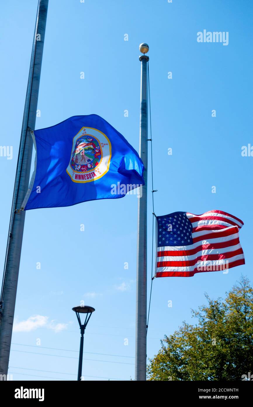 Zwei Flaggen am Half-Mast State of Minnesota und den Vereinigten Staaten von Amerika. Vining Minnesota, USA Stockfoto