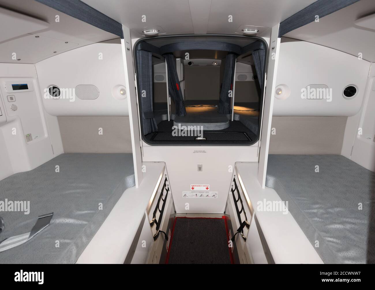 Ruhebereich der Kabinenbesatzung an Bord des modernen Airbus A350. Bunkerbereich mit Betten für Flugbegleiter auf Langstreckenflügen, die ihre Reise überschreiten. Stockfoto