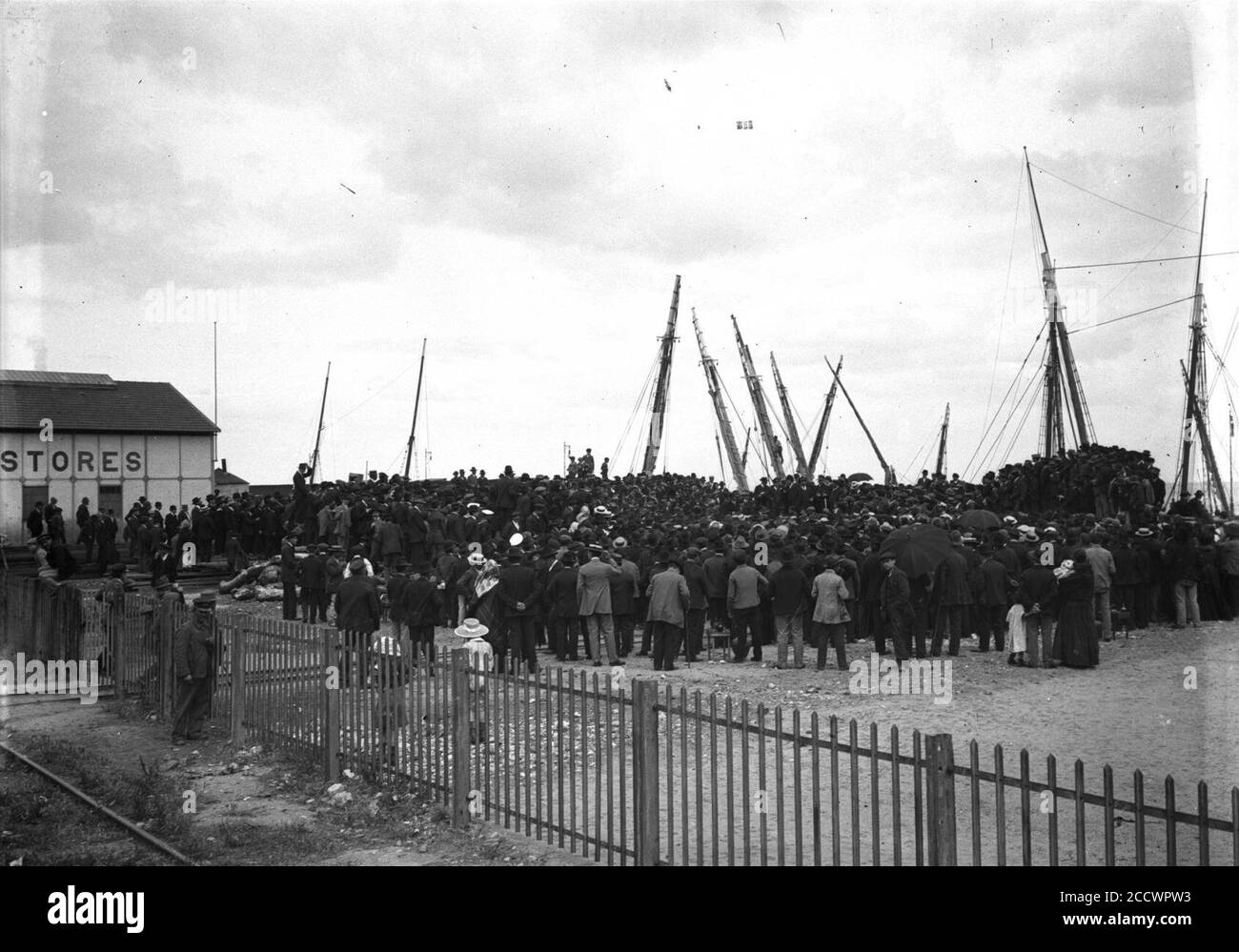 JBN001447 - Greve dos eléctricos, os grevistas reunidos num comício no Terreiro do Trigo. Stockfoto