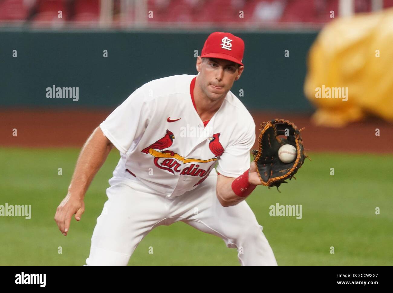 St. Louis, Usa. August 2020. St. Louis Cardinals erster Baseman Paul Goldschmidt fängt einen Baseball Kansas City Royals Teig Whit Merrifield in der ersten Inning im Busch-Stadion in St. Louis am Montag, 24. August 2020 in den Ruhestand. Foto von Bill Greenblatt/UPI Kredit: UPI/Alamy Live News Stockfoto